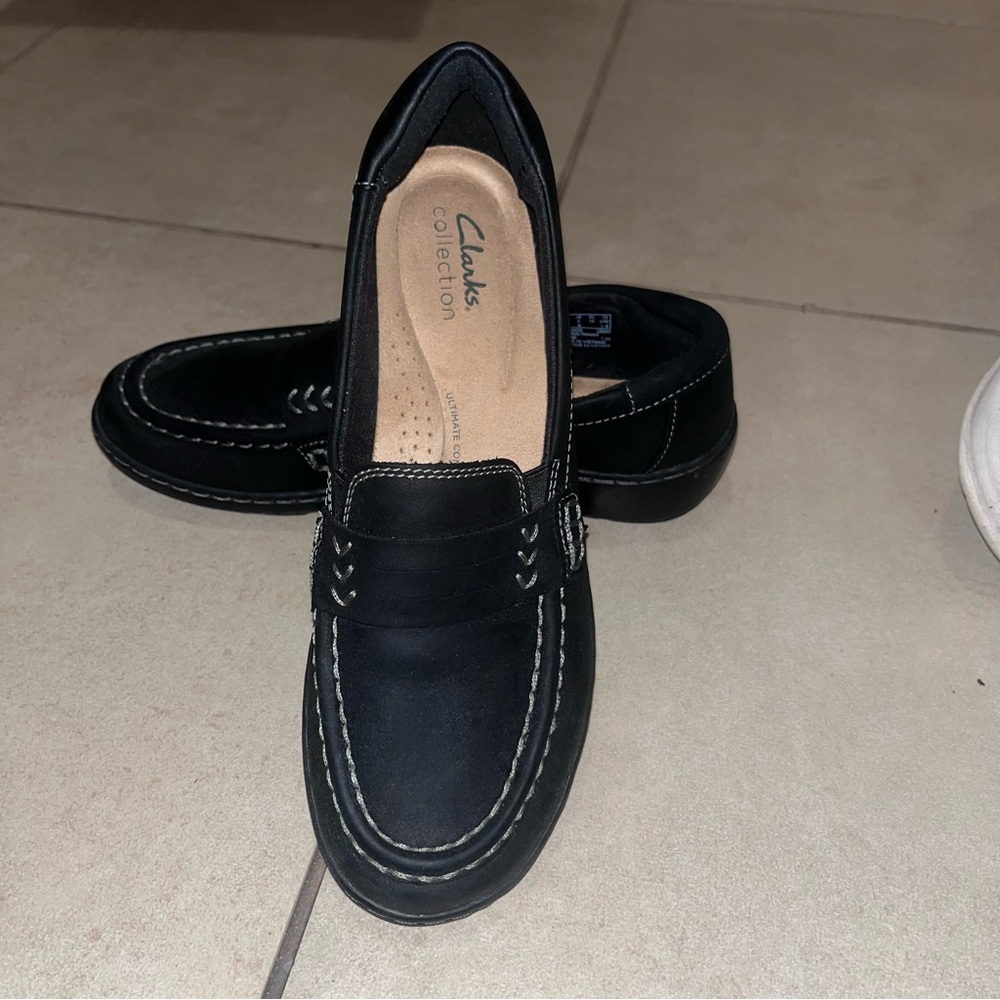 Clarks women’s Black Loafers - Picture 3 of 5